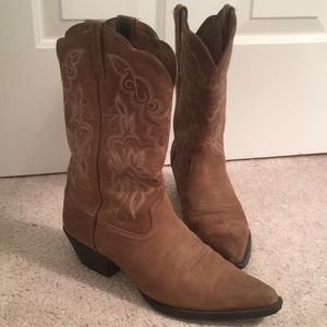 Ariat leather brown cowgirl boots: SIZE 9